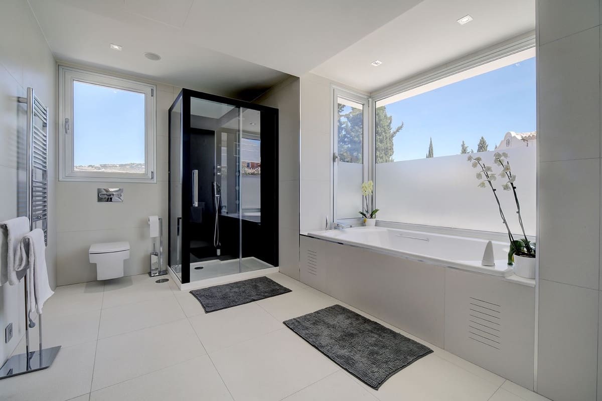 5 soverom Villa til salgs i Nueva Andalucia med svømmebasseng garasje - € 3 950 000 (Ref: 8442102)