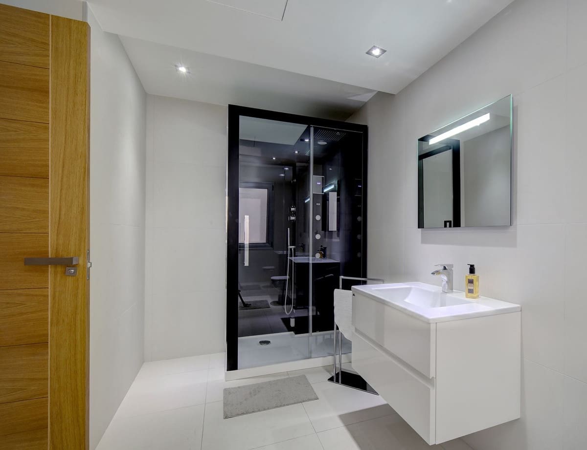 5 soverom Villa til salgs i Nueva Andalucia med svømmebasseng garasje - € 3 950 000 (Ref: 8442102)