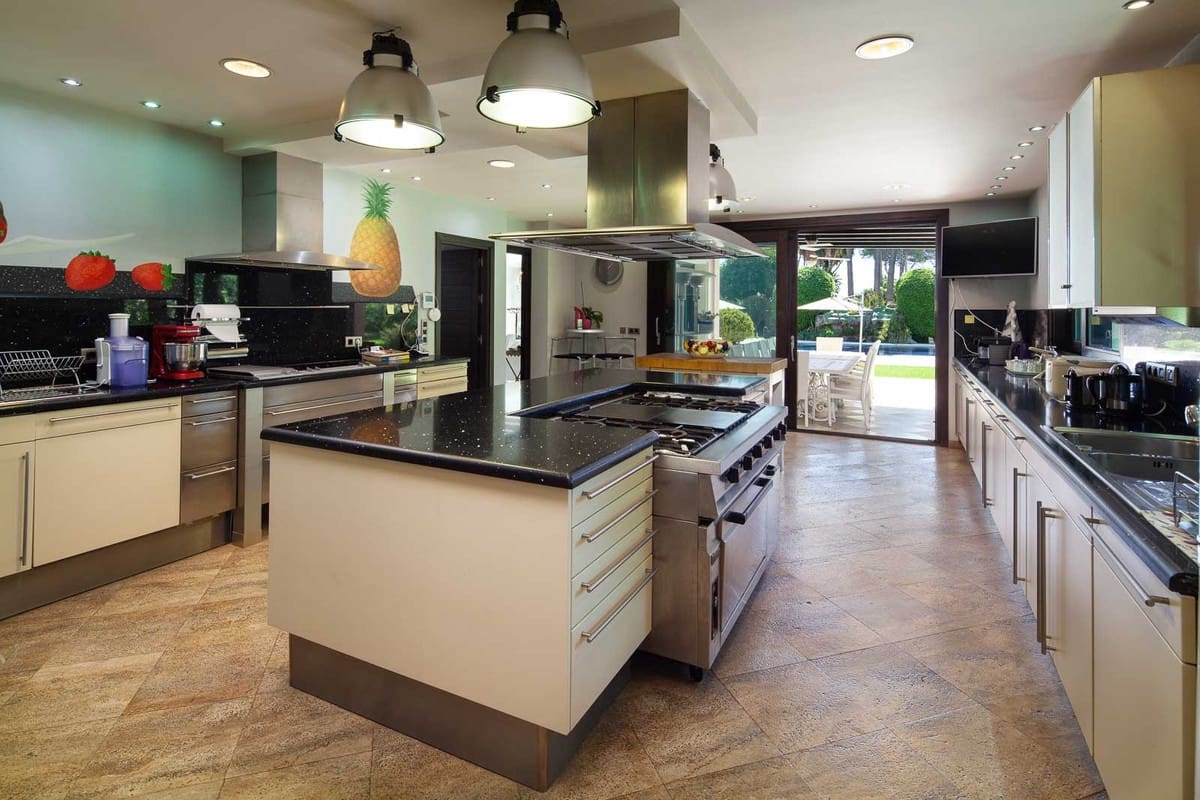 10 soveværelse Villa til salg i Estepona med swimmingpool - € 13.500.000 (Ref: 8442103)