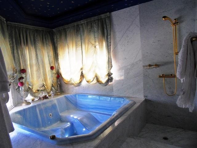 8 bedroom Villa for sale in La Quinta with pool garage - € 7,900,000 (Ref: 8442111)