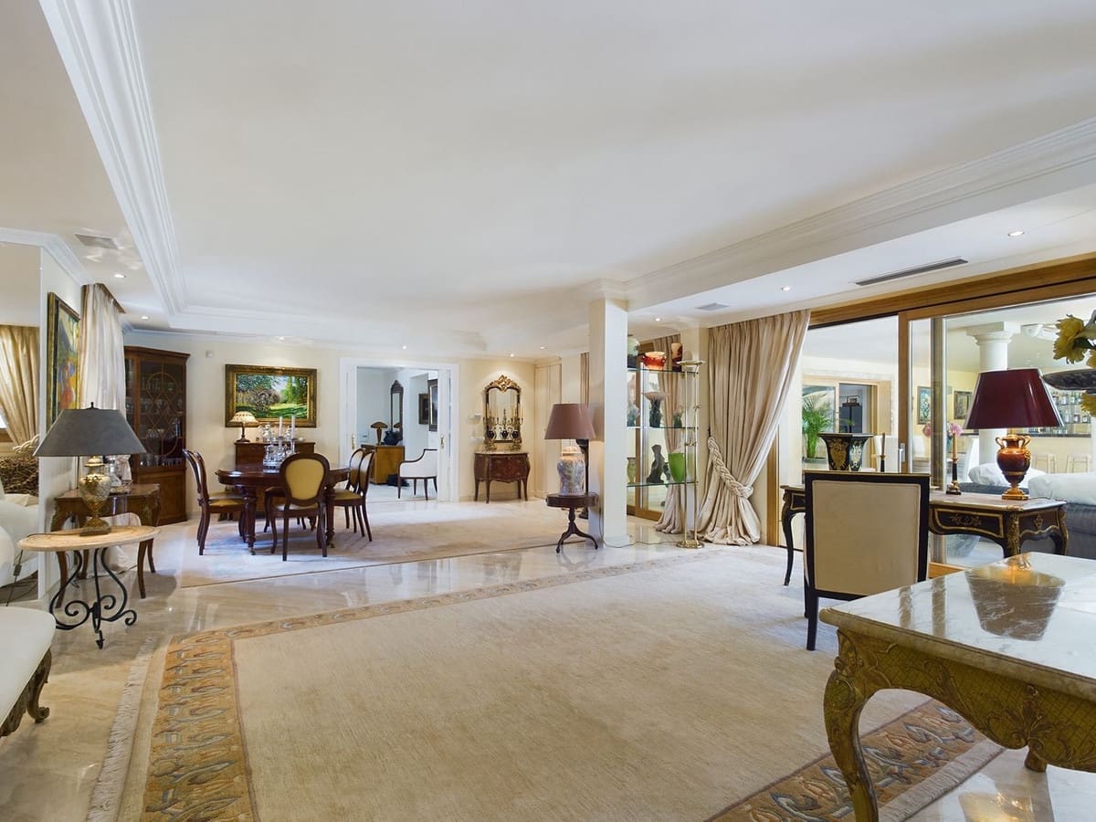 4 bedroom Villa for sale in Nueva Andalucia with pool - € 3,495,000 (Ref: 8442125)