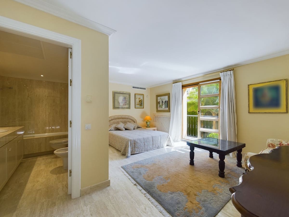 4 bedroom Villa for sale in Nueva Andalucia with pool - € 3,495,000 (Ref: 8442125)