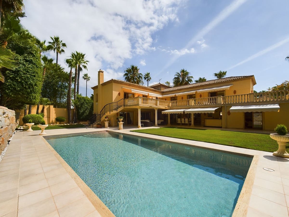 4 bedroom Villa for sale in Nueva Andalucia with pool - € 3,495,000 (Ref: 8442125)