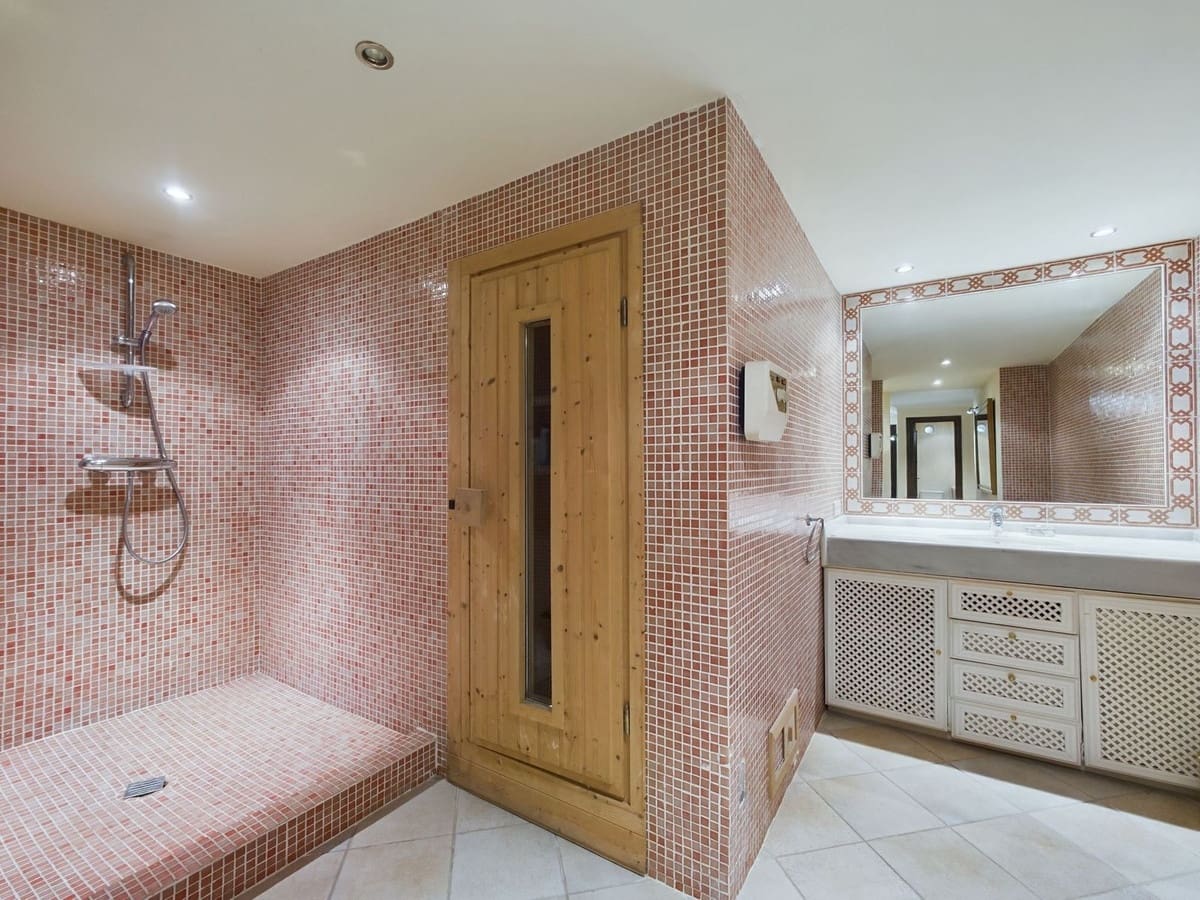 4 bedroom Villa for sale in Nueva Andalucia with pool - € 3,495,000 (Ref: 8442125)