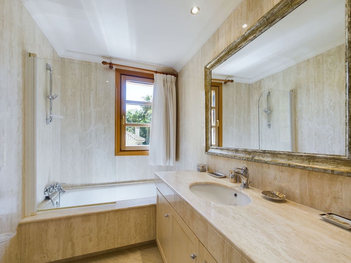 4 bedroom Villa for sale in Nueva Andalucia with pool - € 3,495,000 (Ref: 8442125)