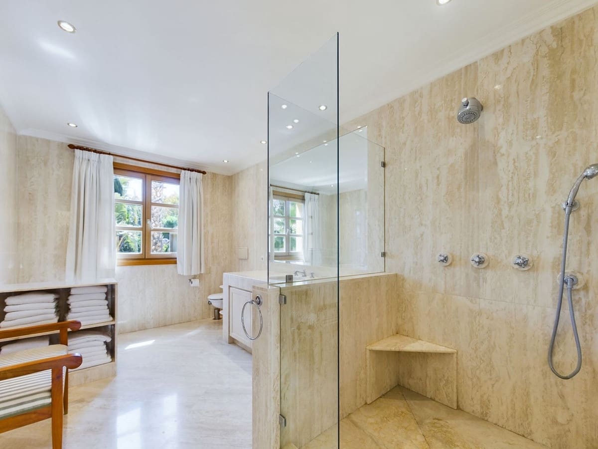 4 bedroom Villa for sale in Nueva Andalucia with pool - € 3,495,000 (Ref: 8442125)