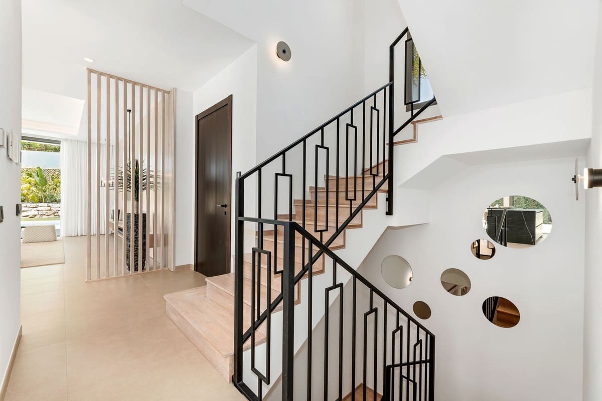 4 sypialnia Willa na sprzedaż w Nueva Andalucia z basenem garażem - 4 495 000 € (Ref: 8442132)