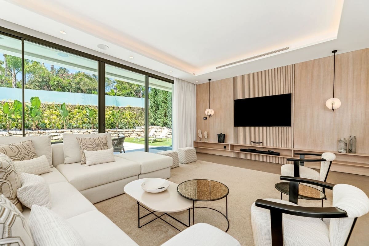 4 sypialnia Willa na sprzedaż w Nueva Andalucia z basenem garażem - 4 495 000 € (Ref: 8442132)