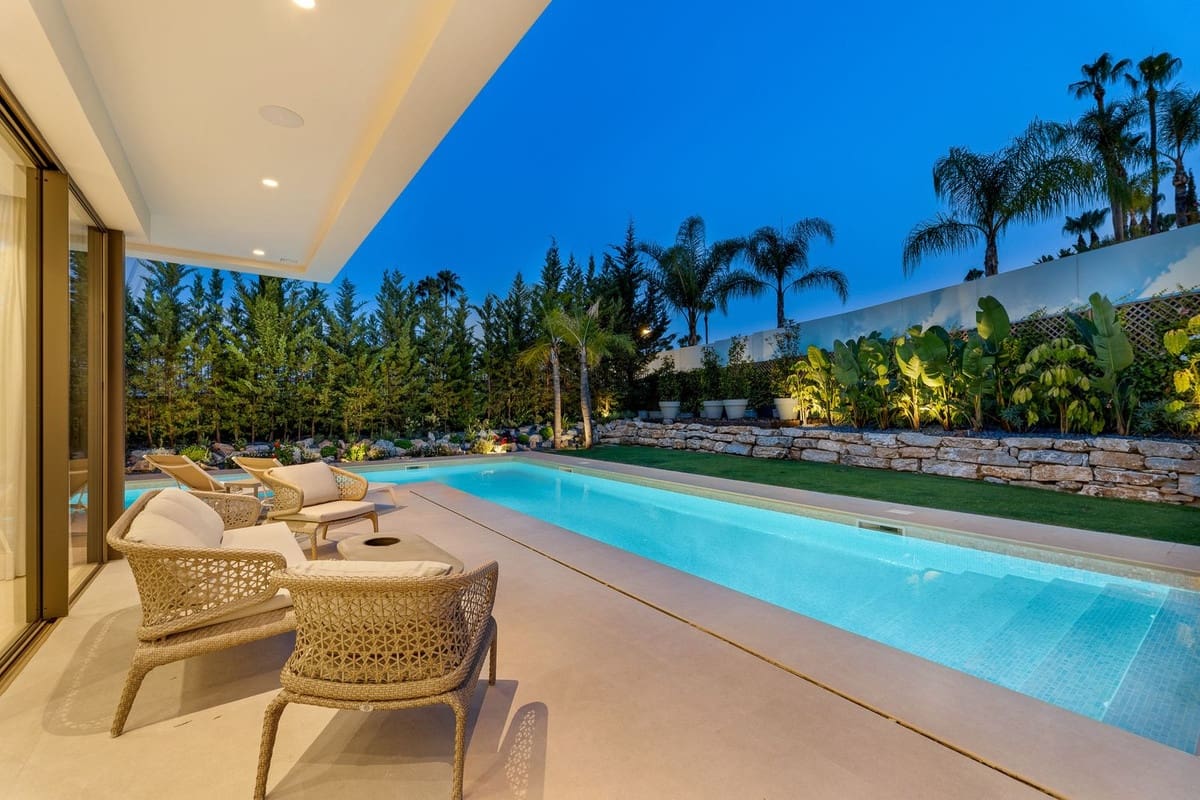 4 sypialnia Willa na sprzedaż w Nueva Andalucia z basenem garażem - 4 495 000 € (Ref: 8442132)