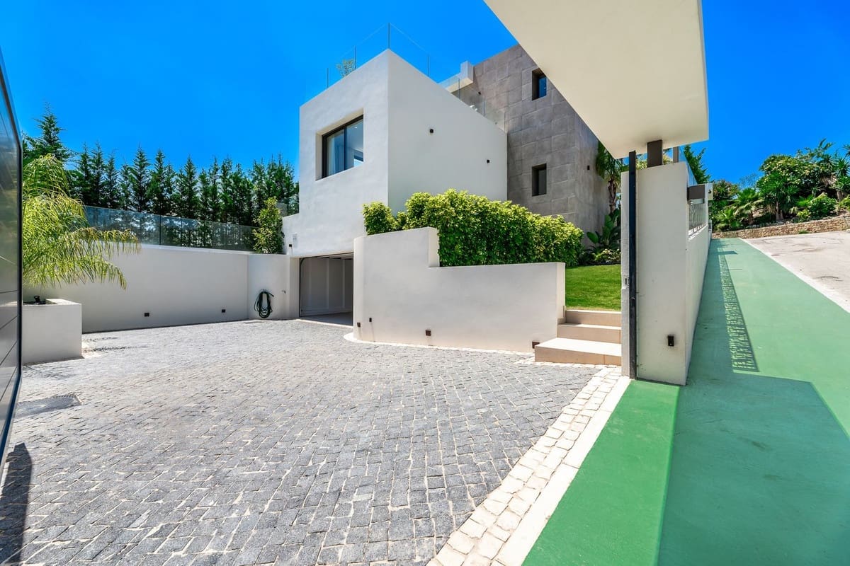 4 sypialnia Willa na sprzedaż w Nueva Andalucia z basenem garażem - 4 495 000 € (Ref: 8442132)