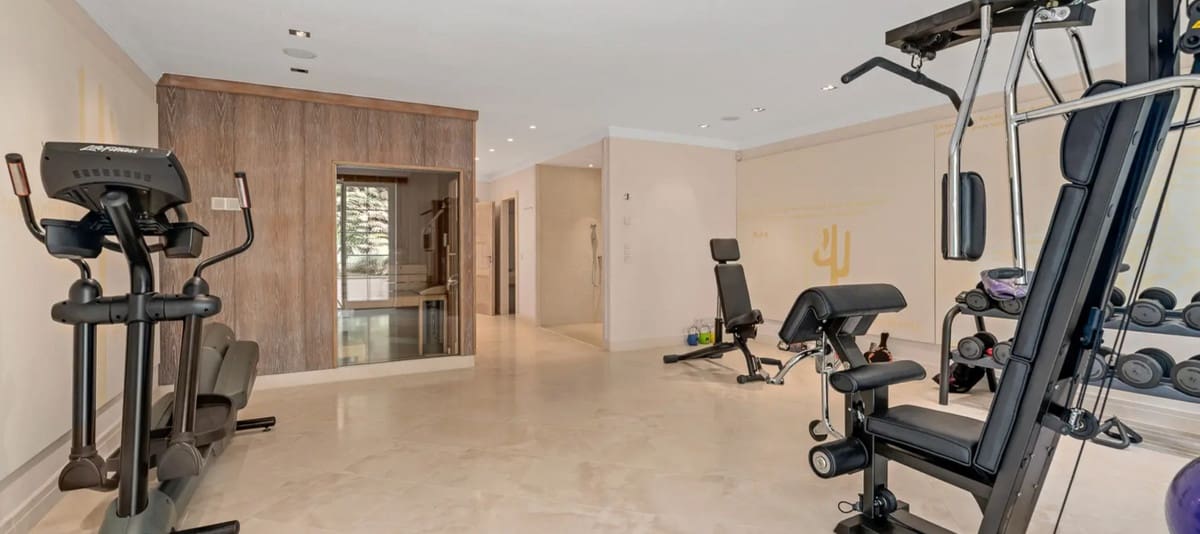 5 quarto Moradia para venda em Golden Mile com piscina - 17 900 000 € (Ref: 8442305)