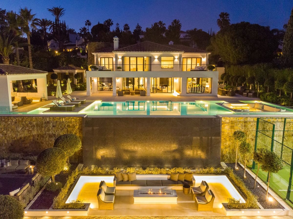 5 soverom Villa til salgs i Nueva Andalucia med svømmebasseng garasje - € 10 500 000 (Ref: 8442315)