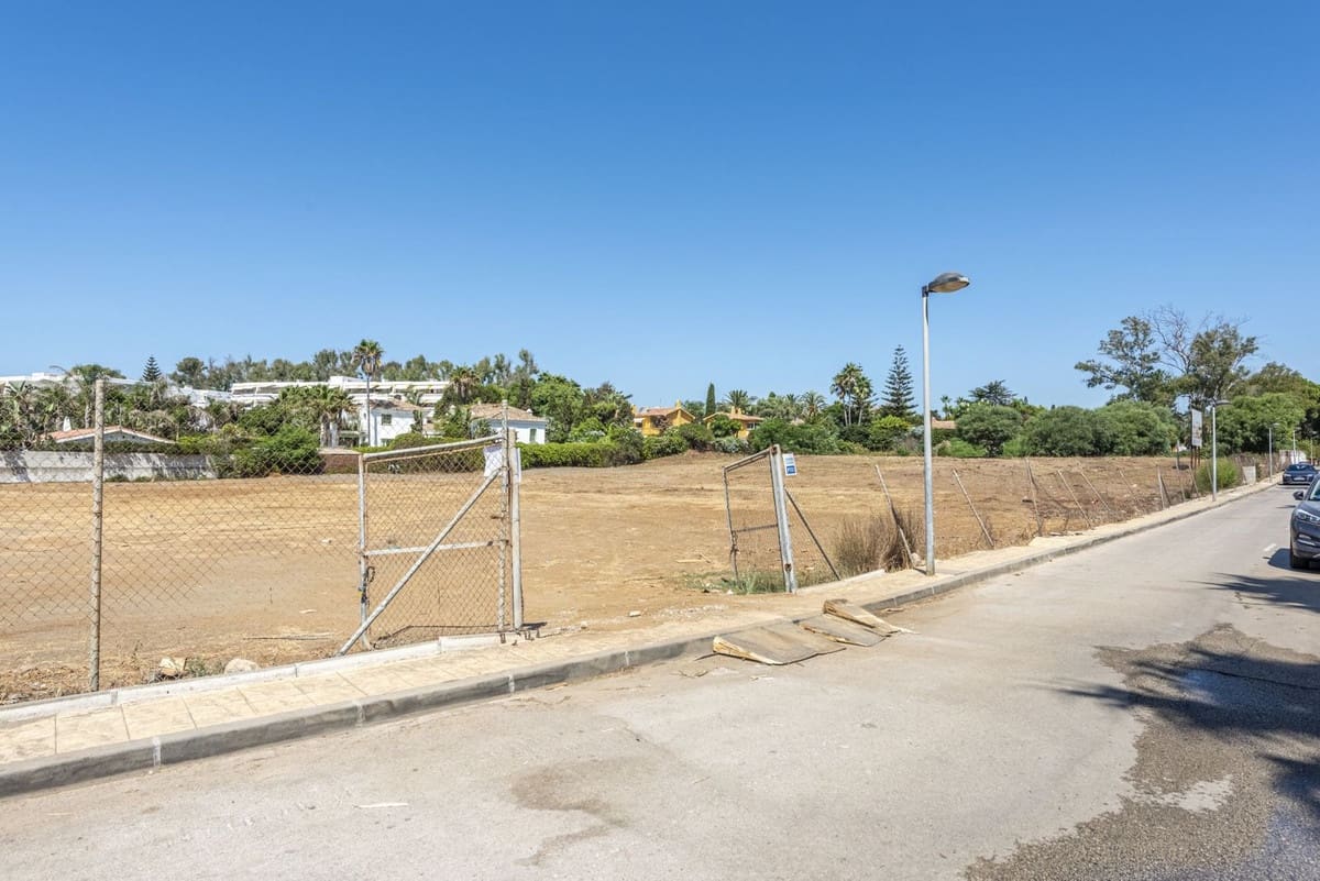 Grunde uden byggetilladelser til salg i Guadalmina - € 17.000.000 (Ref: 8445578)