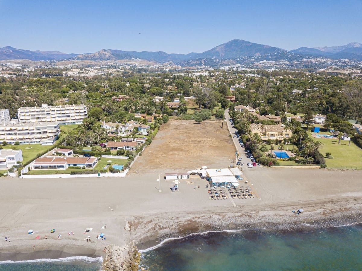 Grunde uden byggetilladelser til salg i Guadalmina - € 17.000.000 (Ref: 8445578)