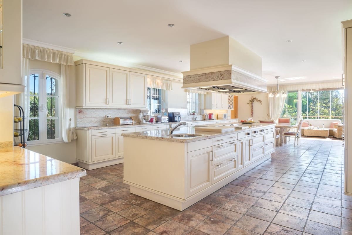 8 soveværelse Villa til salg i Los Monteros med swimmingpool garage - € 12.000.000 (Ref: 8450000)