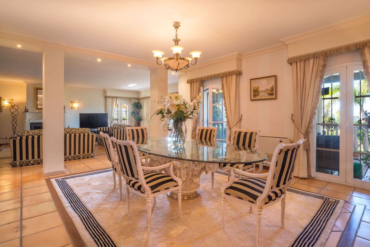 8 soveværelse Villa til salg i Los Monteros med swimmingpool garage - € 12.000.000 (Ref: 8450000)