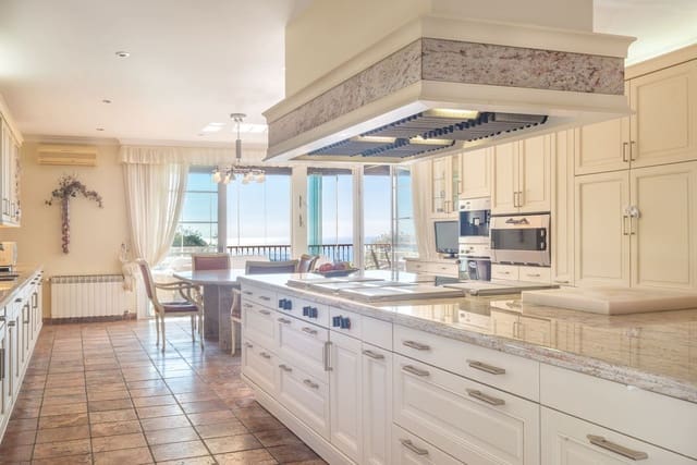 8 sypialnia Willa na sprzedaż w Los Monteros, Marbella z basenem garażem - 12 000 000 € (Ref: 8450000)