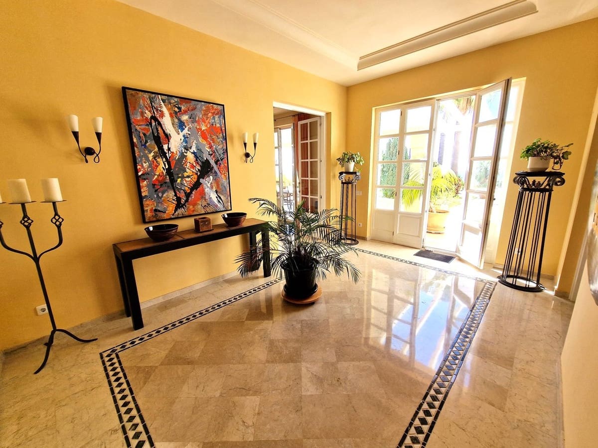 3 makuuhuone Huvila myytävänä paikassa Calahonda mukana uima-altaan 
autotalli - 3 200 000 € (Ref: 8459859)