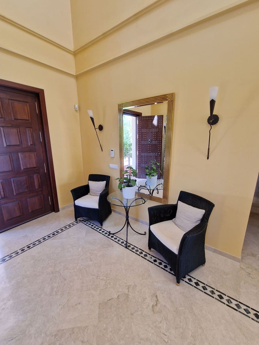 3 makuuhuone Huvila myytävänä paikassa Calahonda mukana uima-altaan 
autotalli - 3 200 000 € (Ref: 8459859)