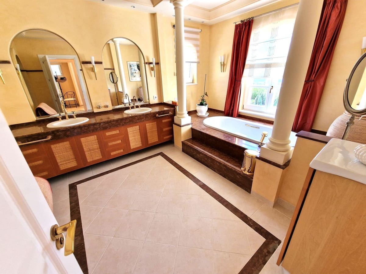 3 makuuhuone Huvila myytävänä paikassa Calahonda mukana uima-altaan 
autotalli - 3 200 000 € (Ref: 8459859)