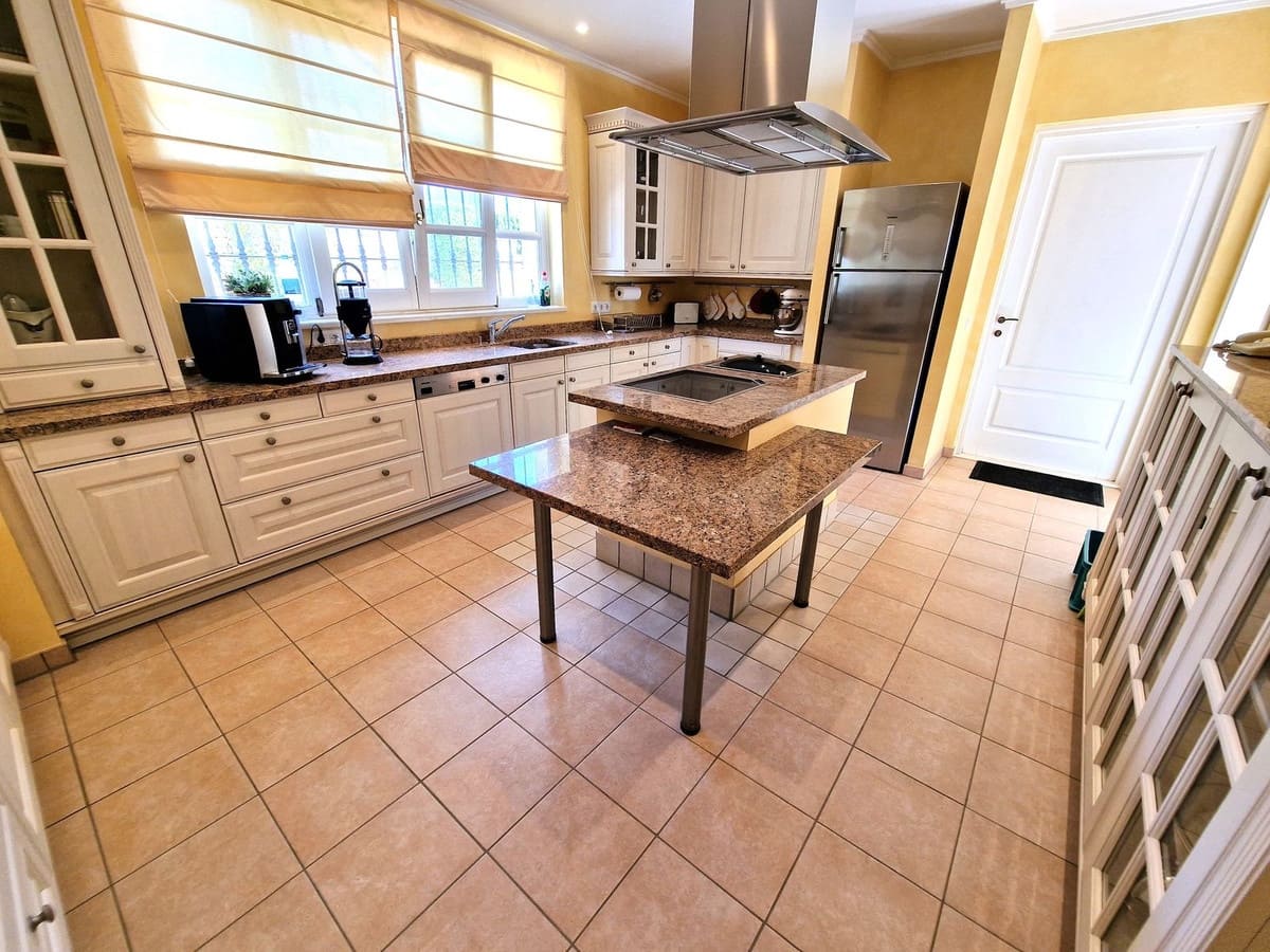 3 makuuhuone Huvila myytävänä paikassa Calahonda mukana uima-altaan 
autotalli - 3 200 000 € (Ref: 8459859)