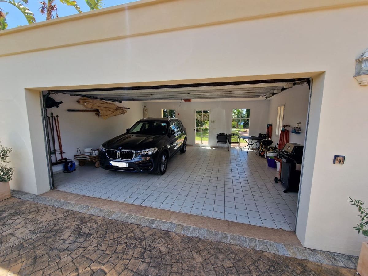 3 makuuhuone Huvila myytävänä paikassa Calahonda mukana uima-altaan 
autotalli - 3 200 000 € (Ref: 8459859)