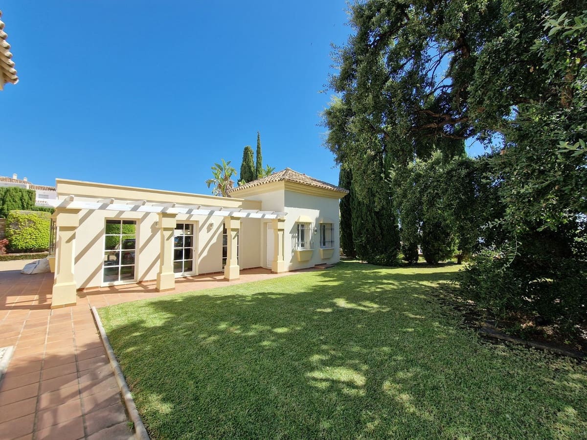 3 makuuhuone Huvila myytävänä paikassa Calahonda mukana uima-altaan 
autotalli - 3 200 000 € (Ref: 8459859)