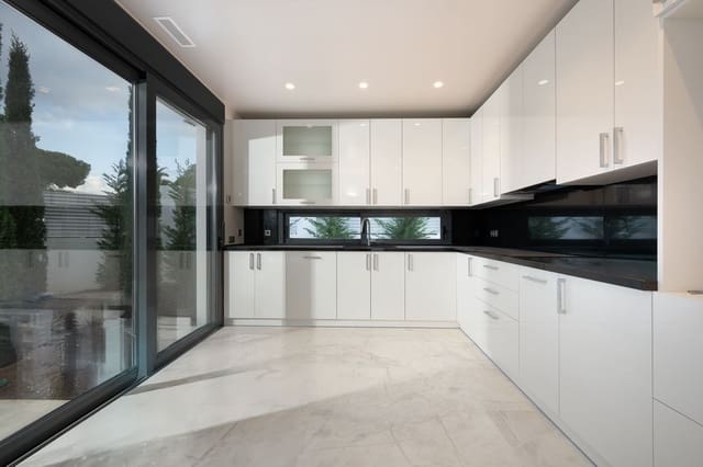 4 sypialnia Willa na sprzedaż w Marbesa, Marbella z basenem garażem - 3 600 000 € (Ref: 8459938)