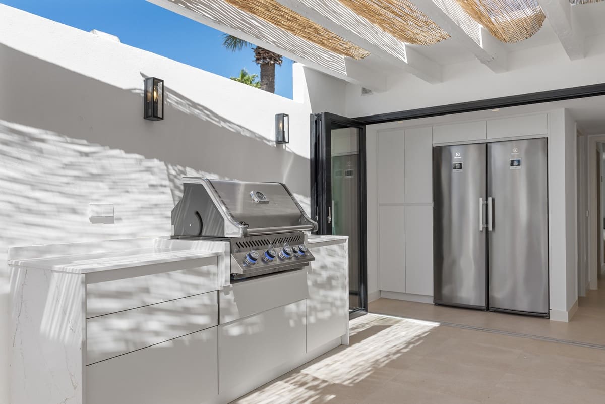 5 bedroom Villa for sale in El Rosario with pool - € 3,295,000 (Ref: 8460058)