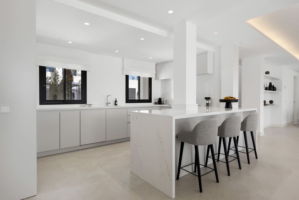 5 bedroom Villa for sale in El Rosario with pool - € 3,295,000 (Ref: 8460058)