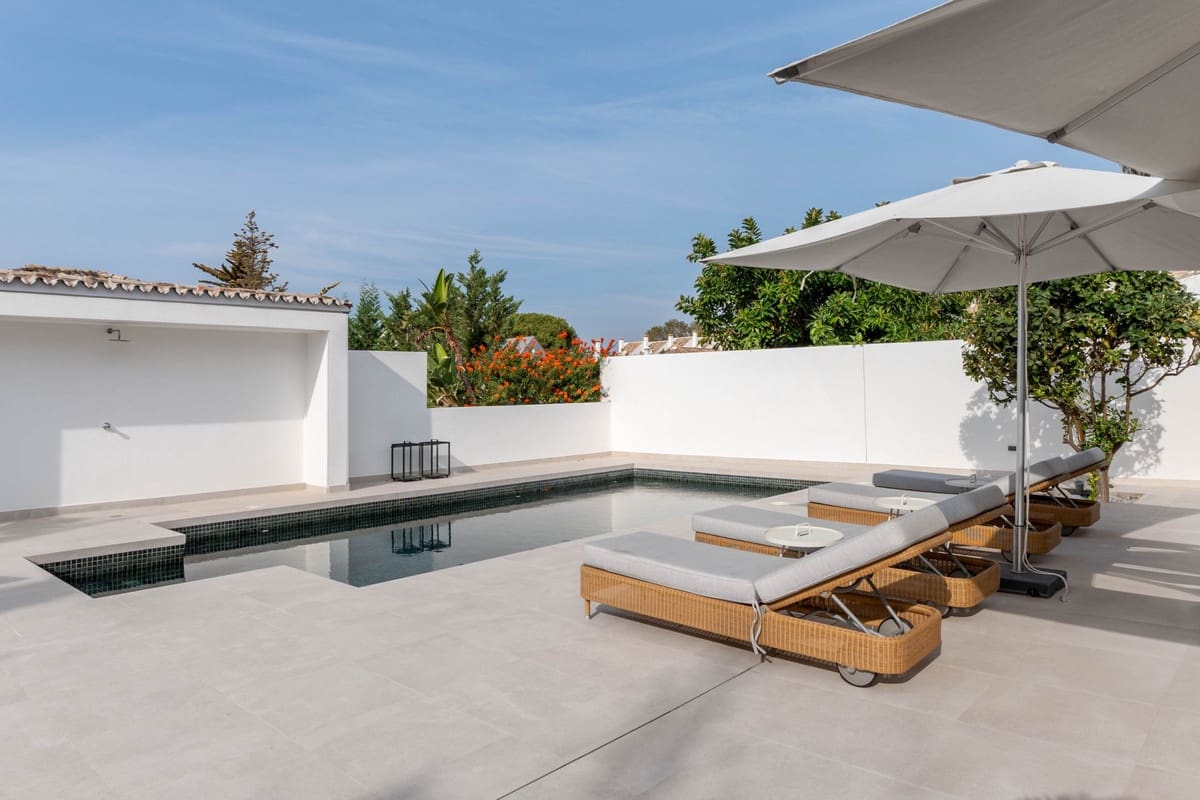 5 bedroom Villa for sale in El Rosario with pool - € 3,295,000 (Ref: 8460058)