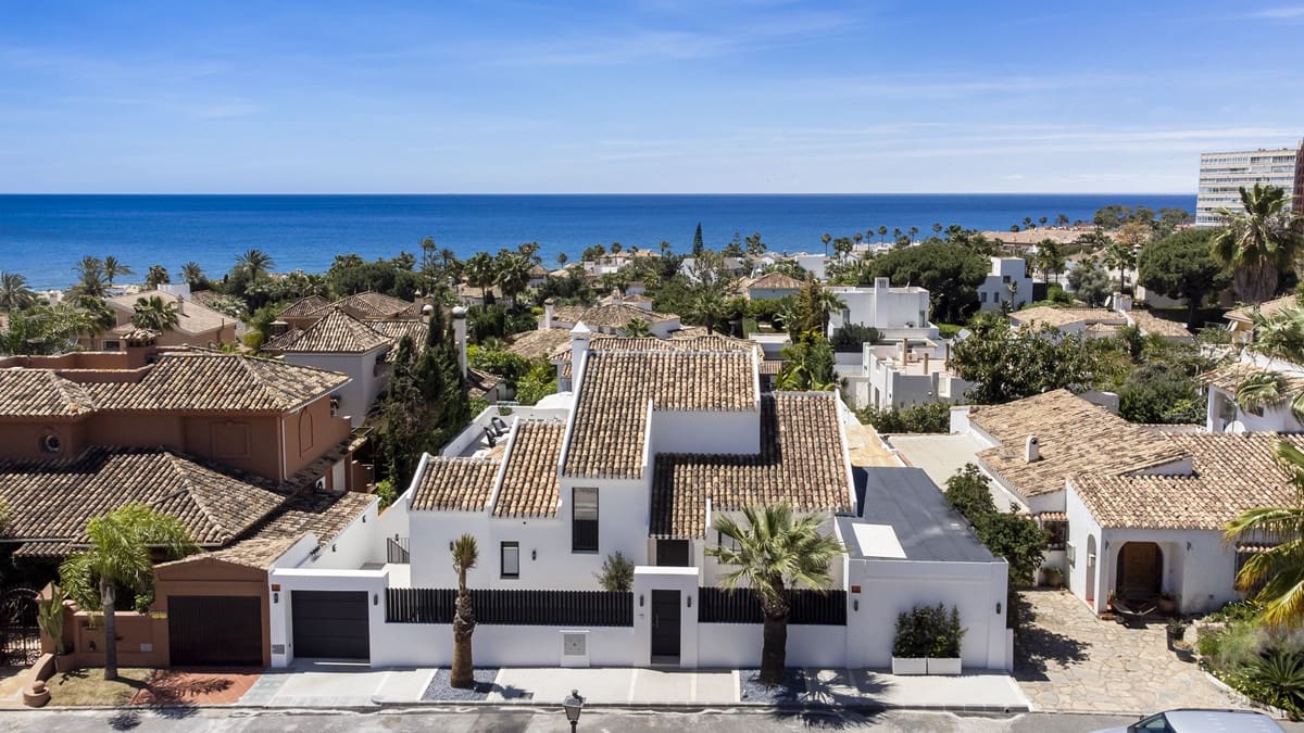 5 bedroom Villa for sale in El Rosario with pool - € 3,295,000 (Ref: 8460058)