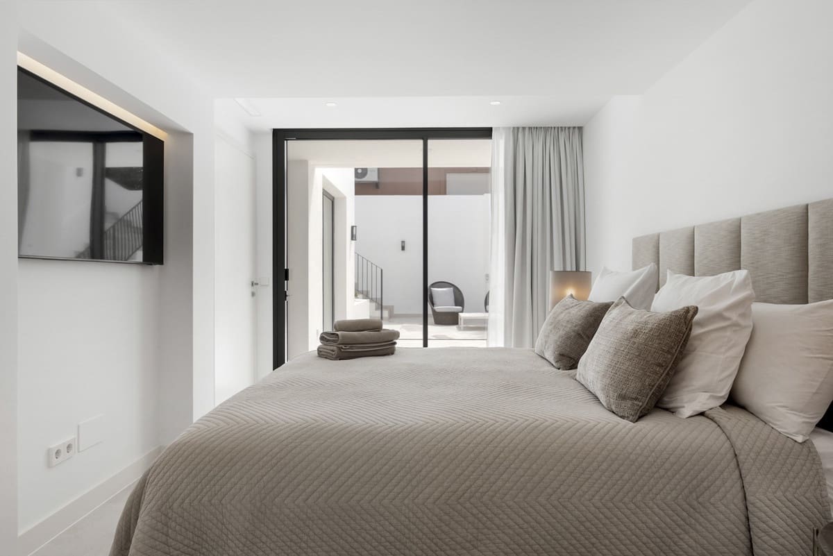 5 bedroom Villa for sale in El Rosario with pool - € 3,295,000 (Ref: 8460058)