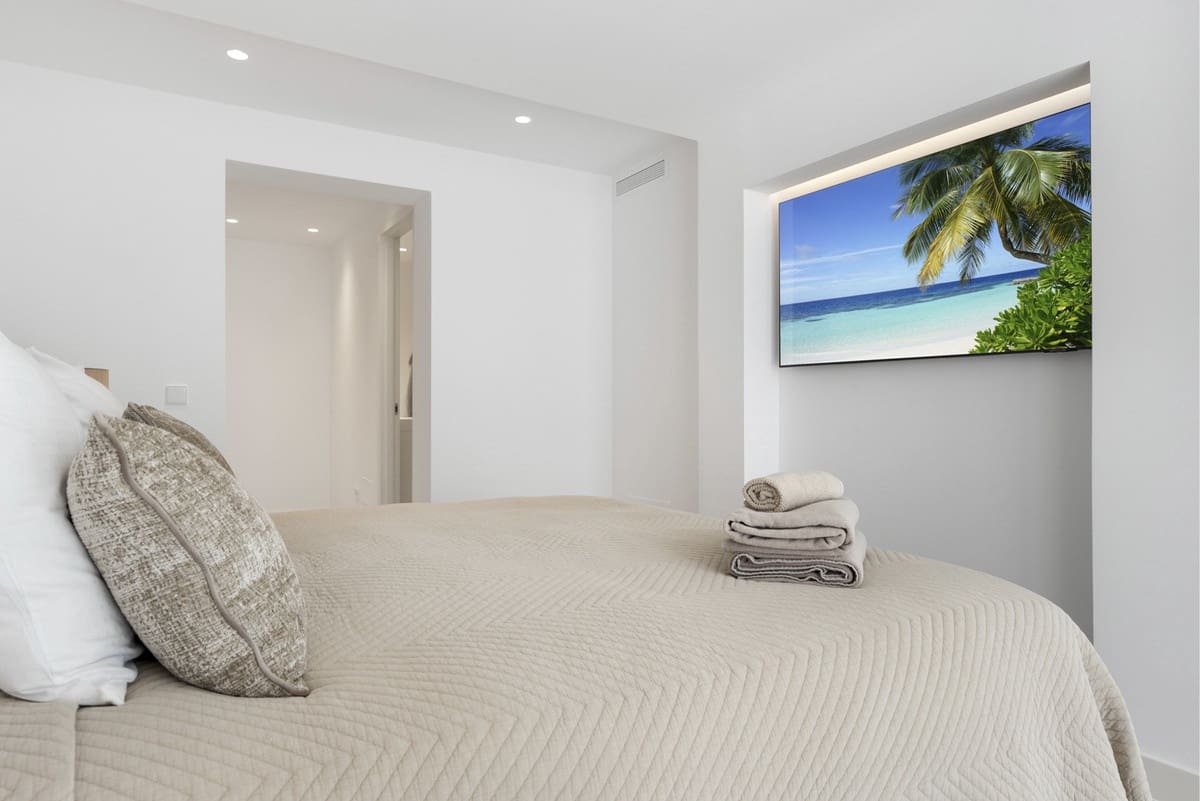 5 bedroom Villa for sale in El Rosario with pool - € 3,295,000 (Ref: 8460058)