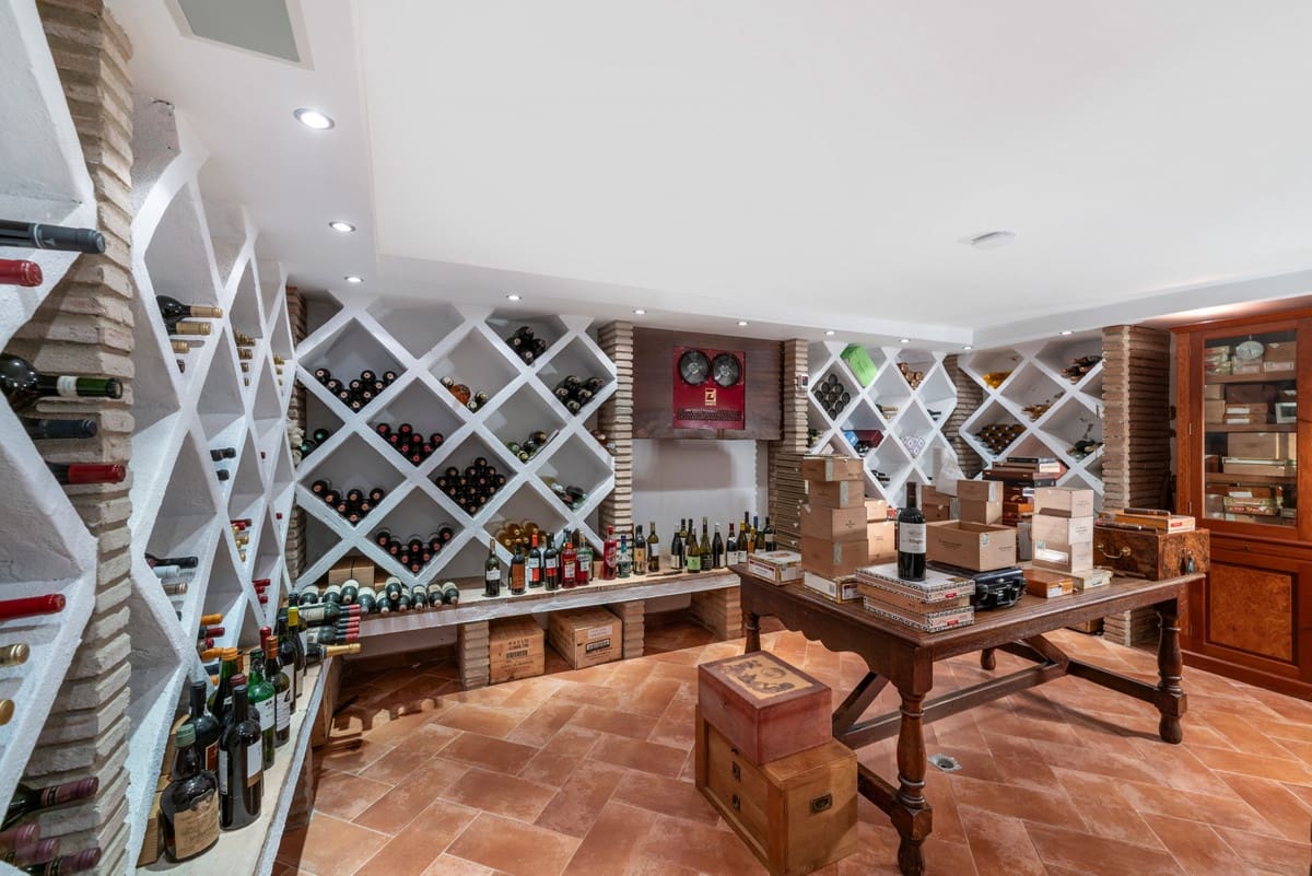 6 bedroom Villa for sale in Sotogrande with pool - € 4,100,000 (Ref: 8460081)