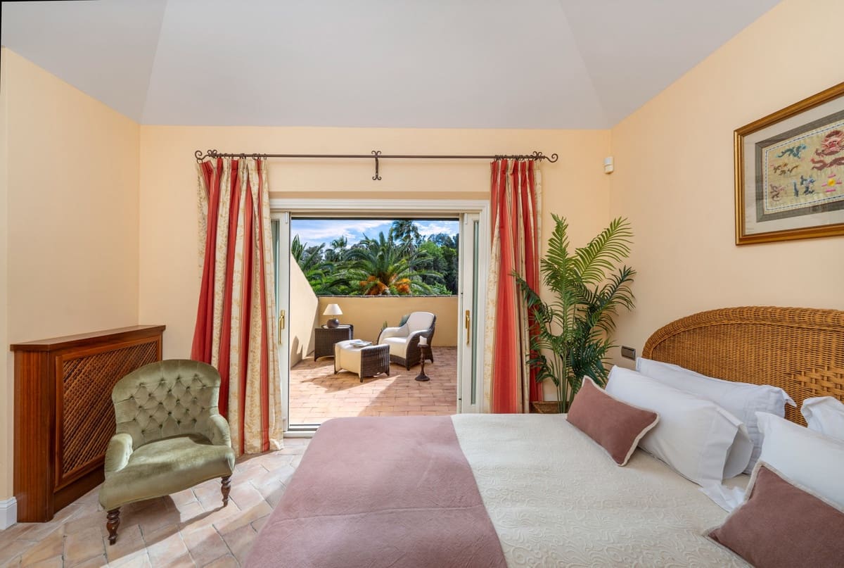 6 bedroom Villa for sale in Sotogrande with pool - € 4,100,000 (Ref: 8460081)