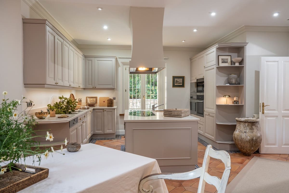 6 bedroom Villa for sale in Sotogrande with pool - € 4,100,000 (Ref: 8460081)