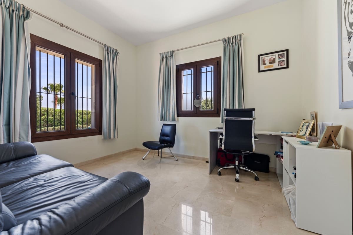 5 quarto Moradia para venda em Pueblo Nuevo de Guadiaro com piscina - 1 695 000 € (Ref: 8460094)