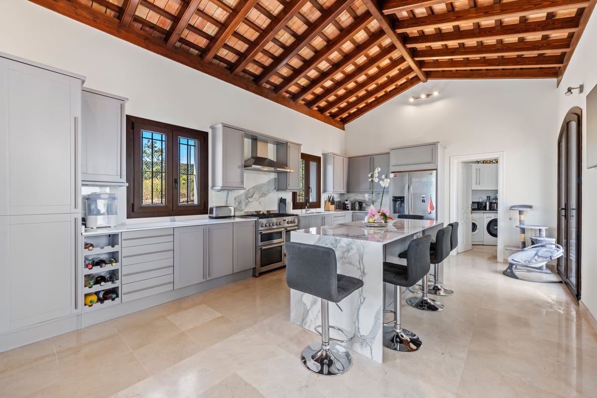 5 quarto Moradia para venda em Pueblo Nuevo de Guadiaro com piscina - 1 695 000 € (Ref: 8460094)