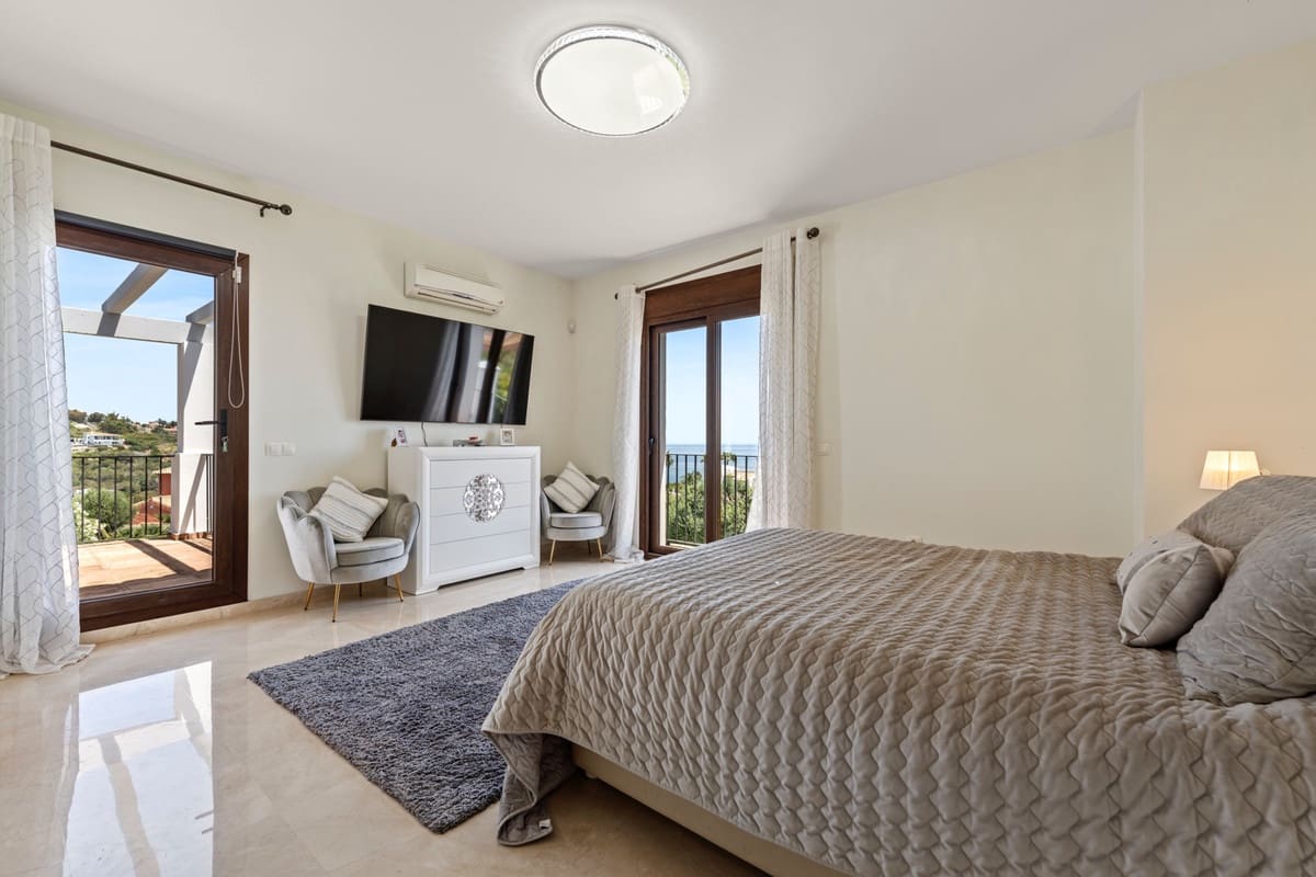 5 quarto Moradia para venda em Pueblo Nuevo de Guadiaro com piscina - 1 695 000 € (Ref: 8460094)