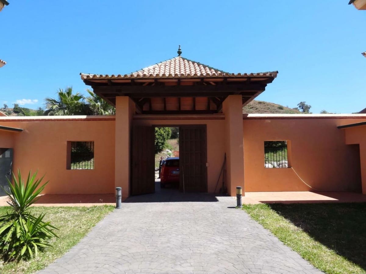 64 soveværelse Hotel til salg i Malaga by med swimmingpool - € 6.950.000 (Ref: 8474683)