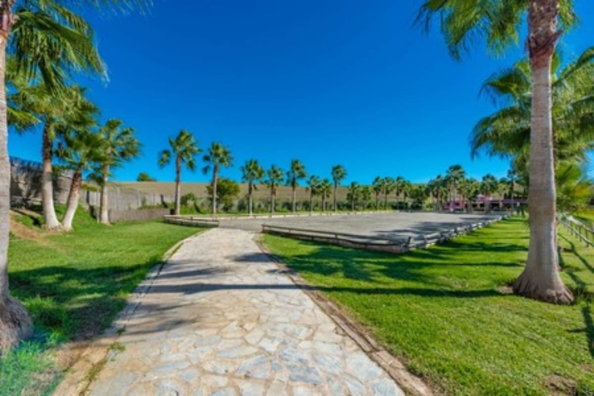 8 soveværelse Finca/Landehus til salg i Coin med swimmingpool garage - € 6.200.000 (Ref: 8474729)