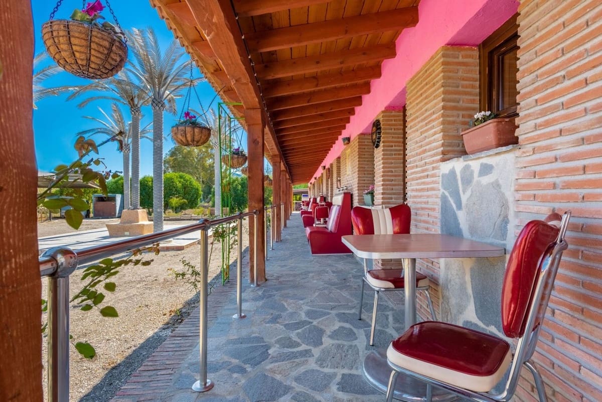 8 soveværelse Finca/Landehus til salg i Coin med swimmingpool garage - € 6.200.000 (Ref: 8474729)