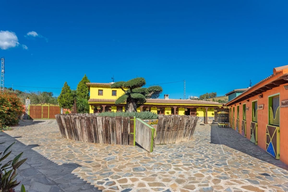 8 soveværelse Finca/Landehus til salg i Coin med swimmingpool garage - € 6.200.000 (Ref: 8474729)