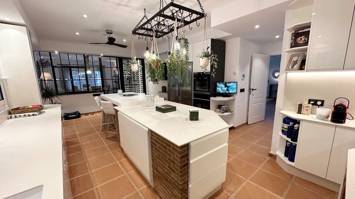 5 soverom Villa til salgs i El Paraiso med svømmebasseng garasje - € 3 850 000 (Ref: 8474750)