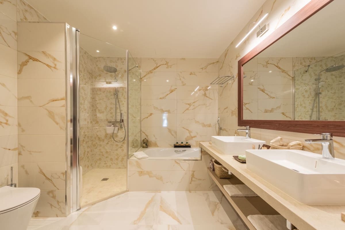 5 soverom Villa til salgs i El Paraiso med svømmebasseng garasje - € 3 850 000 (Ref: 8474750)