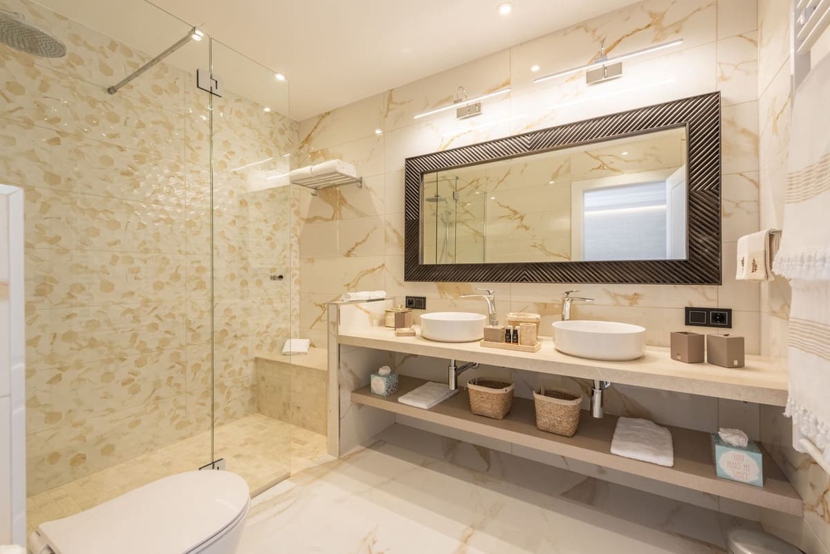 5 soverom Villa til salgs i El Paraiso med svømmebasseng garasje - € 3 850 000 (Ref: 8474750)