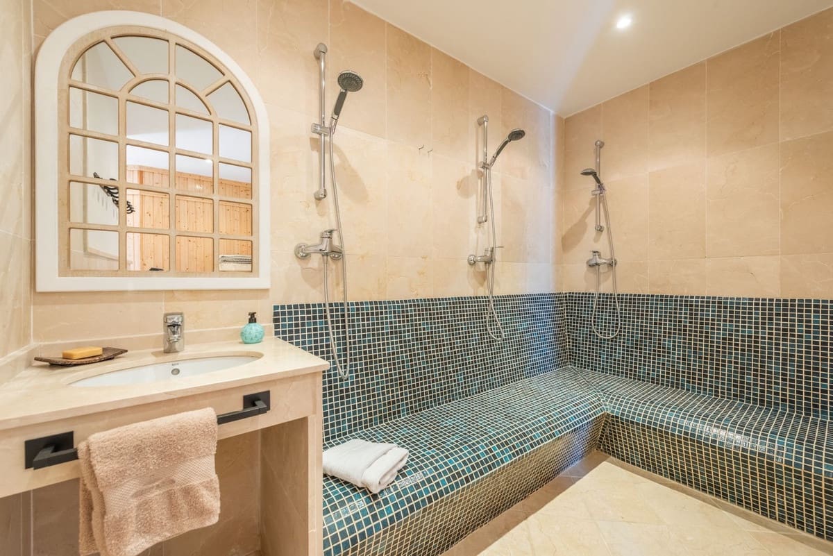 5 soverom Villa til salgs i El Paraiso med svømmebasseng garasje - € 3 850 000 (Ref: 8474750)