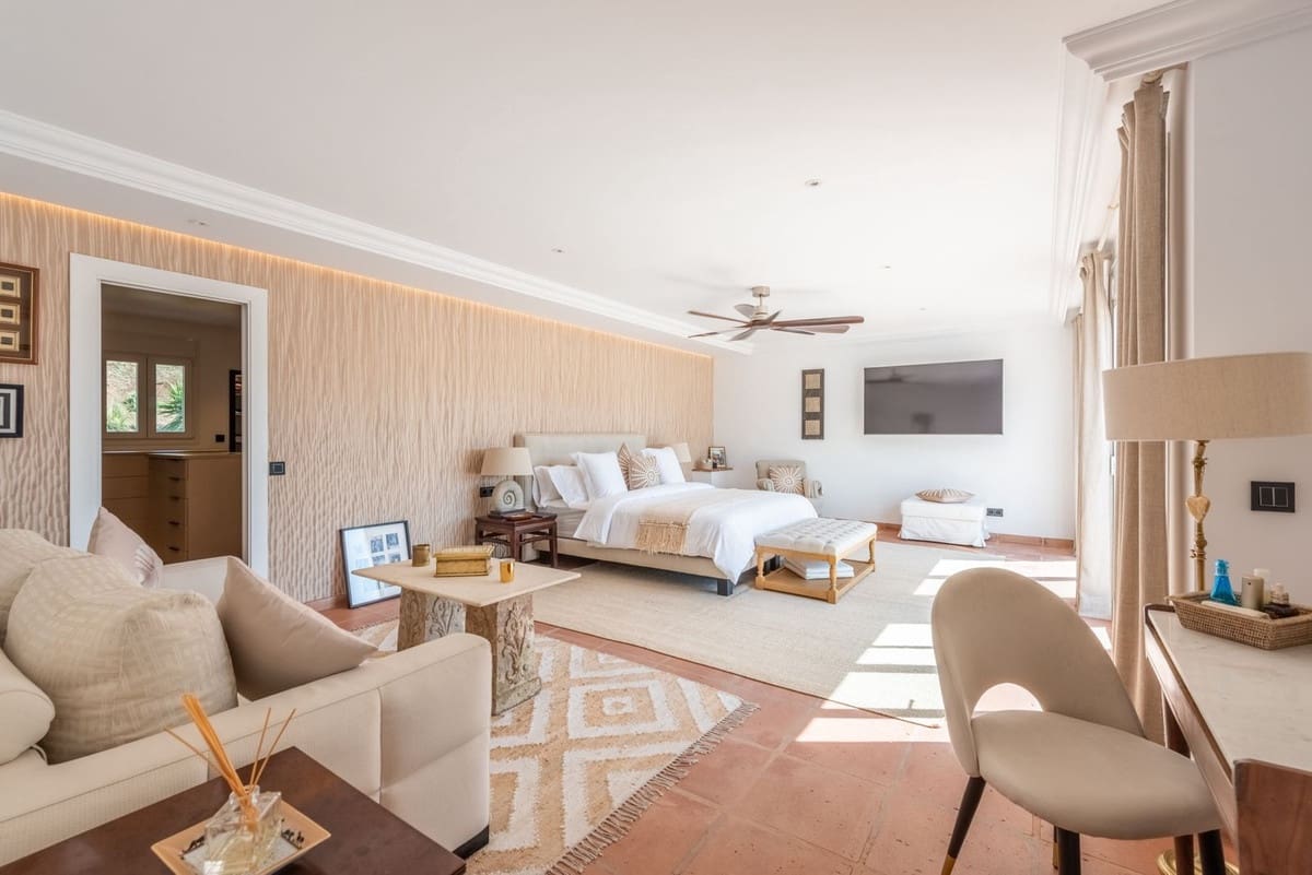 5 soverom Villa til salgs i El Paraiso med svømmebasseng garasje - € 3 850 000 (Ref: 8474750)