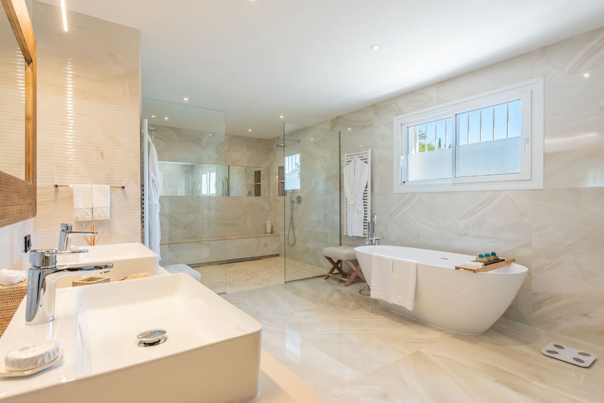 5 soverom Villa til salgs i El Paraiso med svømmebasseng garasje - € 3 850 000 (Ref: 8474750)